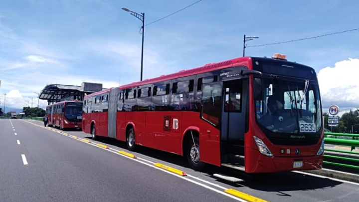 Mercedes-Benz Autobuses da el banderazo a 76 autobuses articulados para el Metrobús