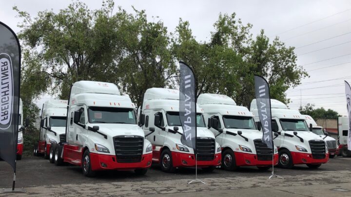 Entrega Freightliner nuevas unidades a Transportes Elola