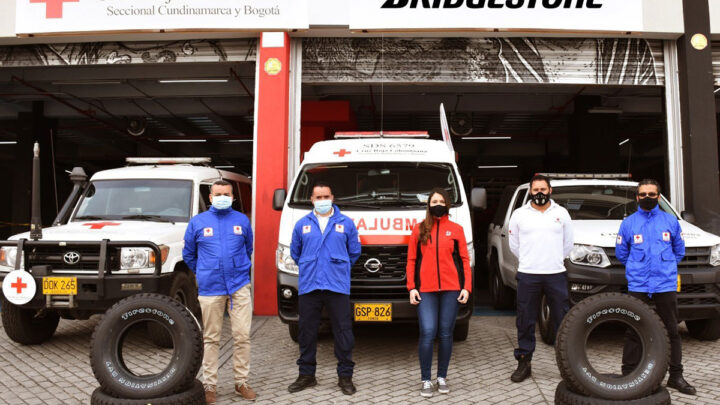 Renueva Bridgestone llantas de 42 ambulancias de Cruz Roja