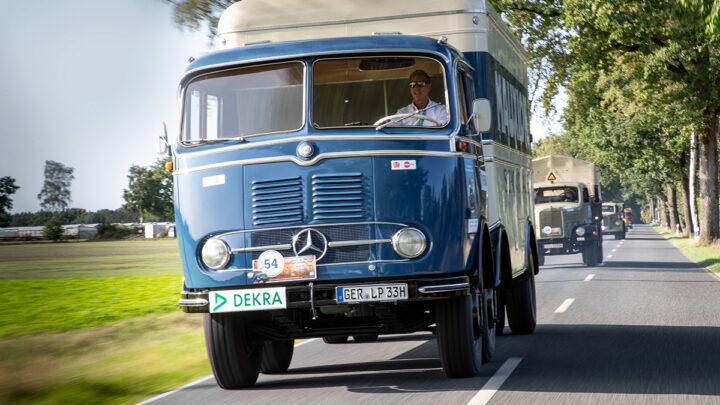 Conductores del siglo pasado: en la carretera en un Mercedes-Benz LP 333 y un L 5000