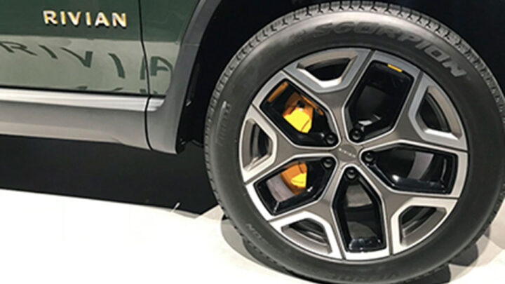 Rivian elige llantas Pirelli Scorpion