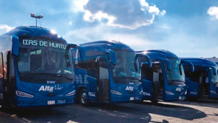 Entrega Scania 5 autobuses a Altamar
