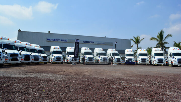 Daimler Trucks entrega 15 unidades Cascadia DD13 2021 a Grupo Costa Verde