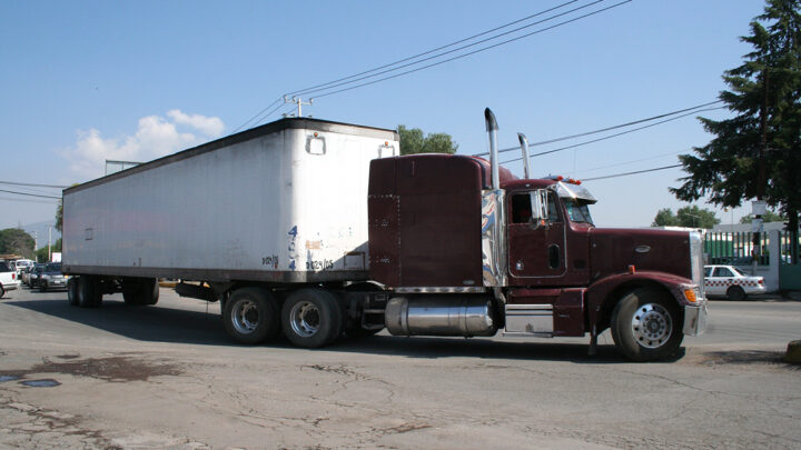 Impacta importación de camiones chatarra a México