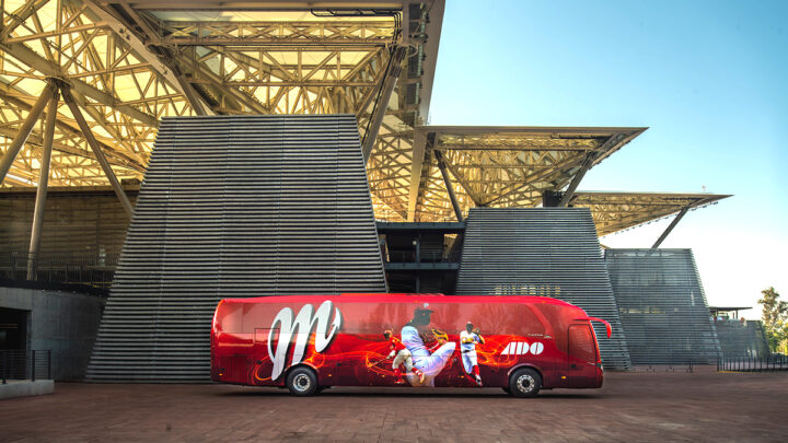 ADO presenta el nuevo autobús de los Diablos Rojos del México