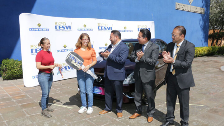 Entrega comité organizador de EXPO CESVI 2022 automóvil a la afortunada ganadora
