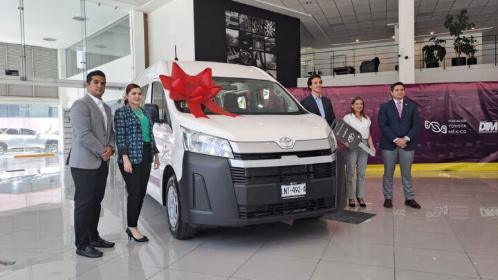 Toyota Santa Fe entrega vehículo al CRIT Estado de México 