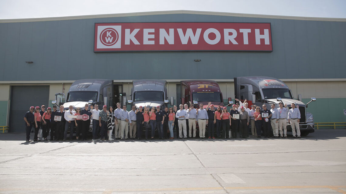 Caravana Tracto Clásicos de Nuevo Leónvisita Kenworth Mexicana en Mexicali