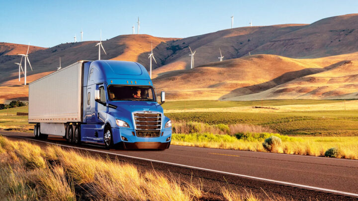 Freightliner: 5 consejos para conducir en carretera