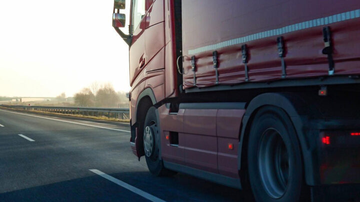 Desaceleran ventas al mayoreo de vehículos pesados