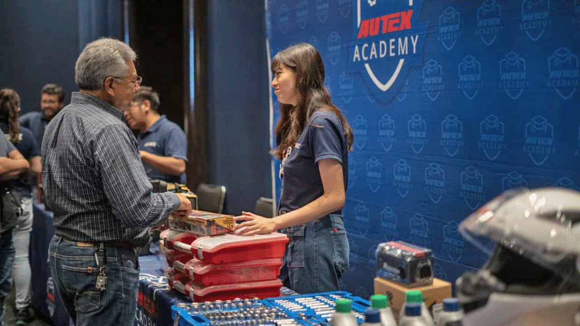 AUTEX Academy de APYMSA capacita a más de 400 técnicos mecánicos en Puebla.